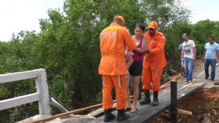 Quijingue: Bombeiros Militares socorrem famlias na ponte sobre o rio Quijingue.