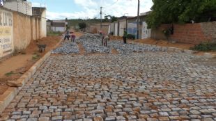 Euclides da Cunha: Prefeito Heldinho inicia administrao com construo de calamento na cidade.